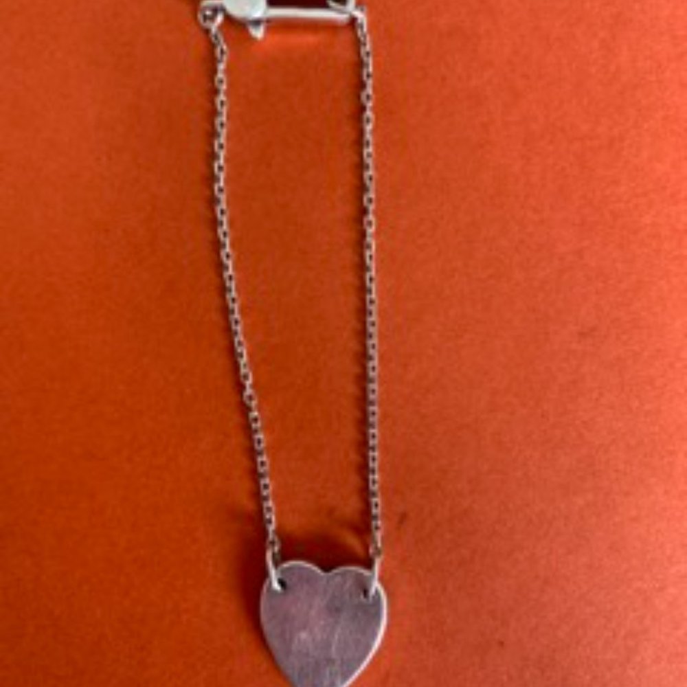 Heart Bracelet with Gucci Trademark - Picture 2 of 3